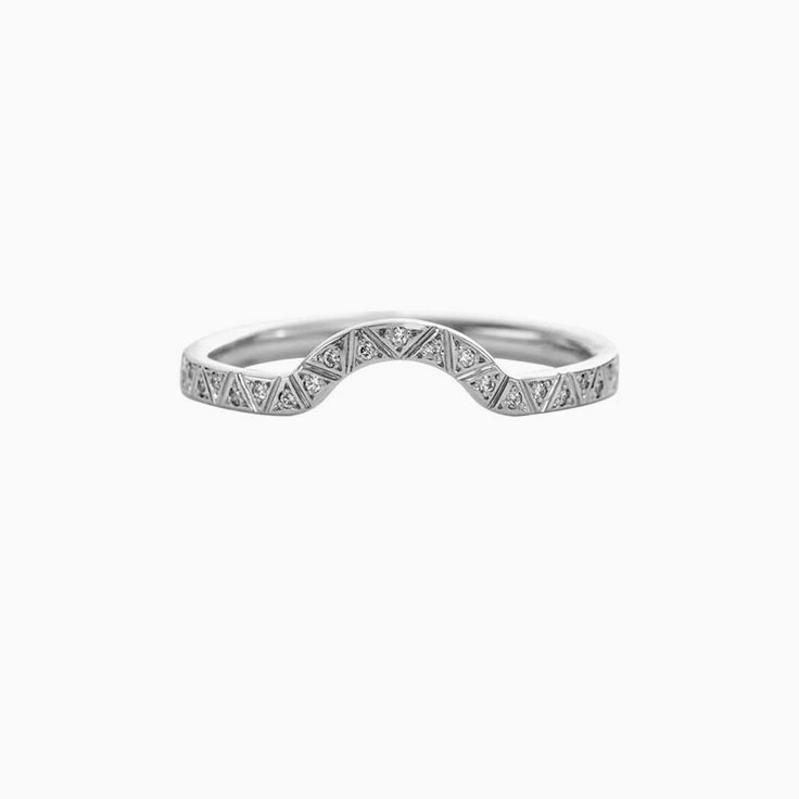 Engraved crown ring with diamonds