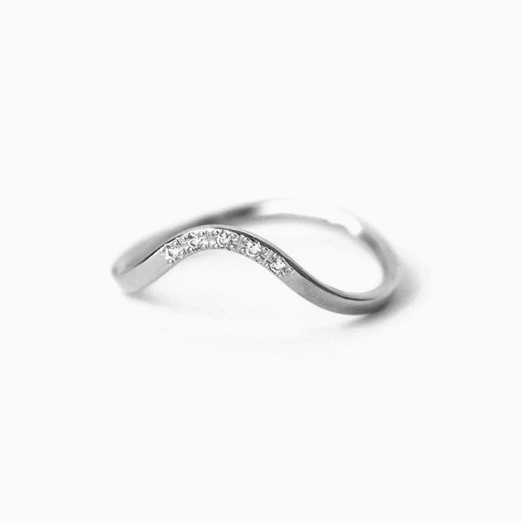 Contoured diamond wedding ring