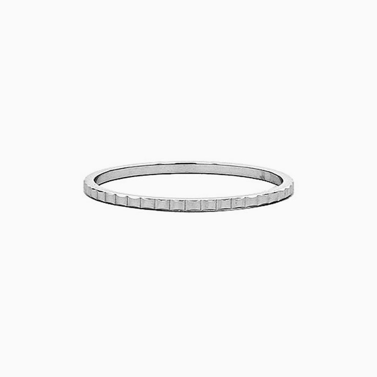 Fine Patterned Ladies Ring
