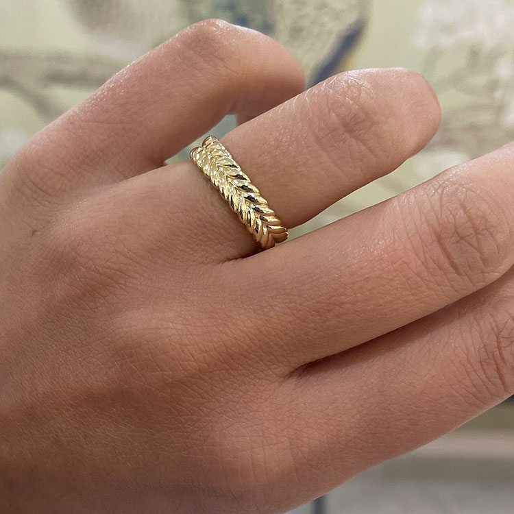 Ladies patterned gold ring