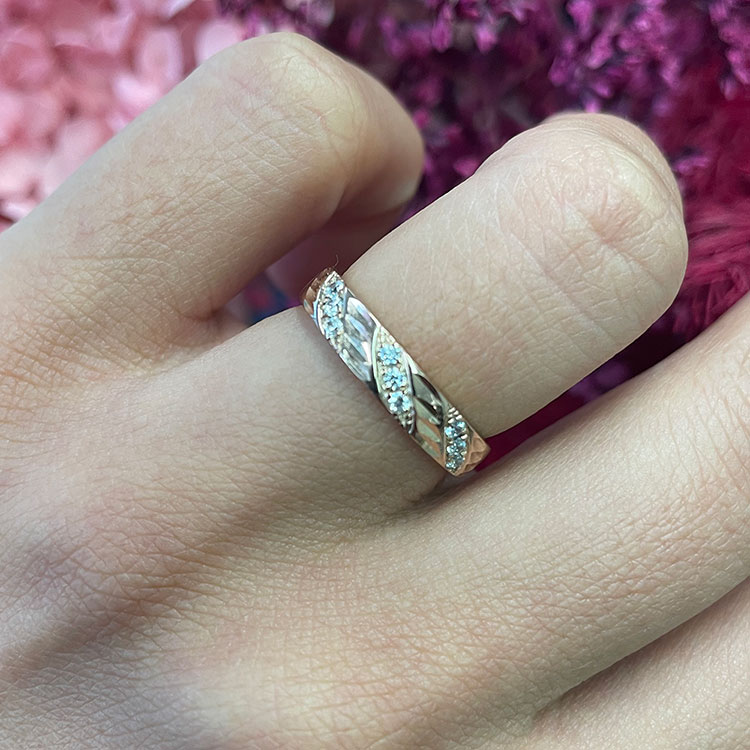 Carved ladies wedding ring F549