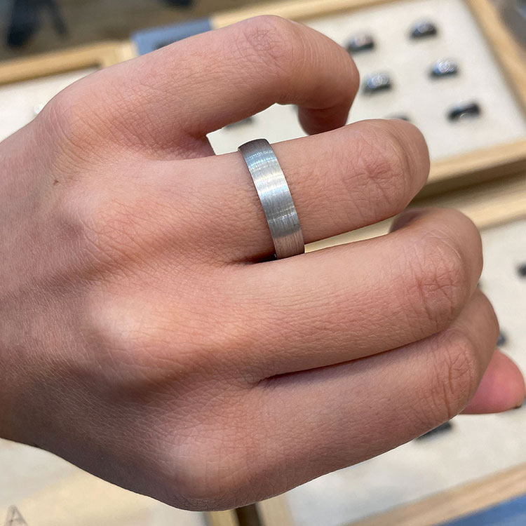 Parallel grain finish mens ring HHR3562