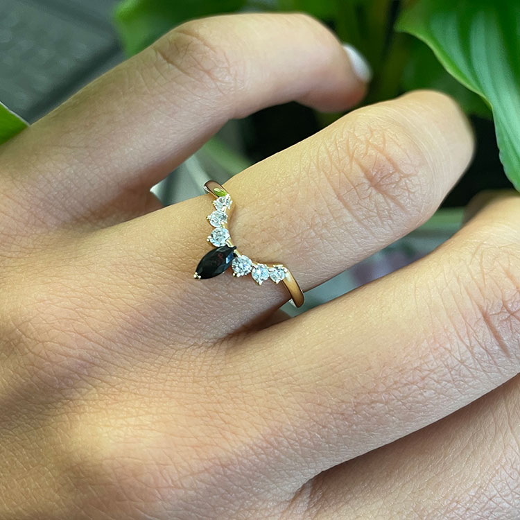 Black diamond fitted band