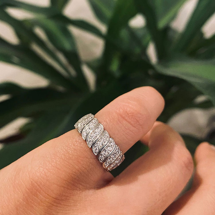 Diamond twisted band